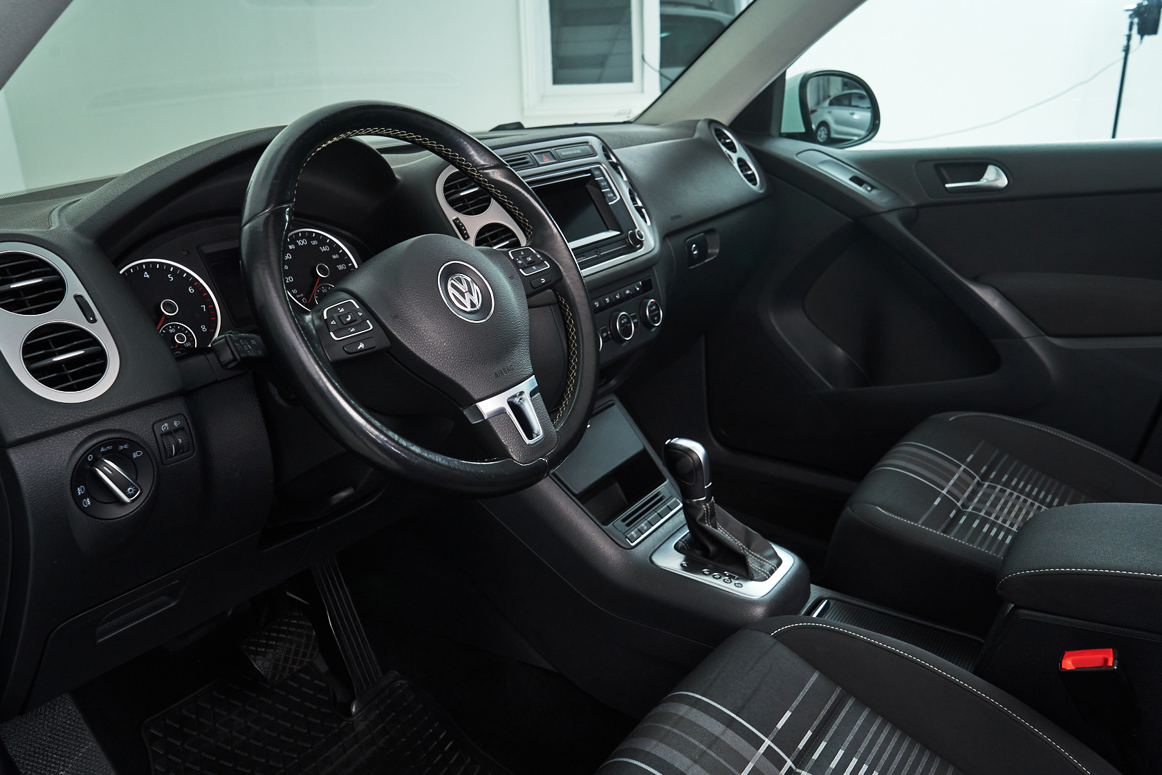 2016 Volkswagen Tiguan I Рестайлинг, Белый - вид 8