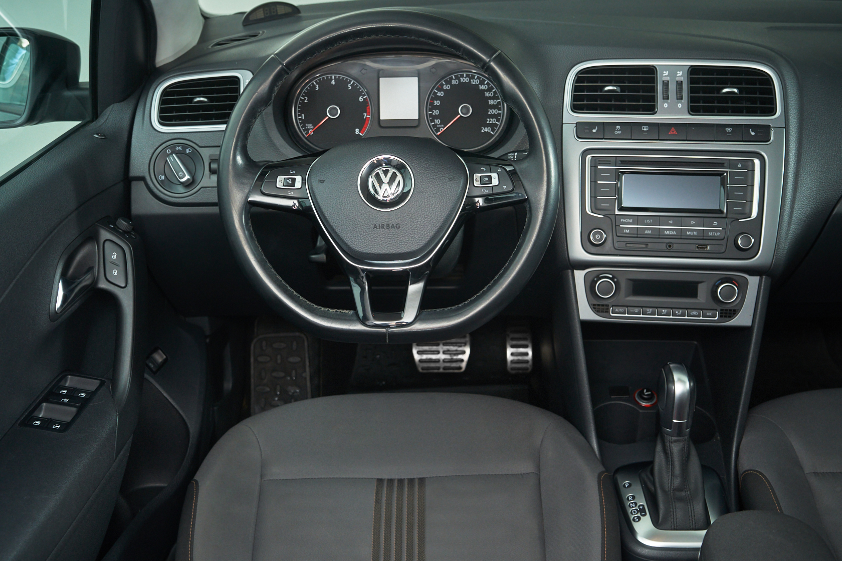 2016 Volkswagen Polo V Рестайлинг, Черный - вид 9