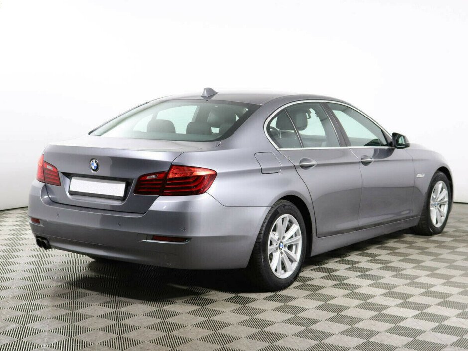 2014 BMW 5-seriya VI, Серый металлик - вид 2