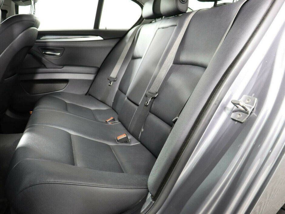 2014 BMW 5-seriya VI, Серый металлик - вид 6