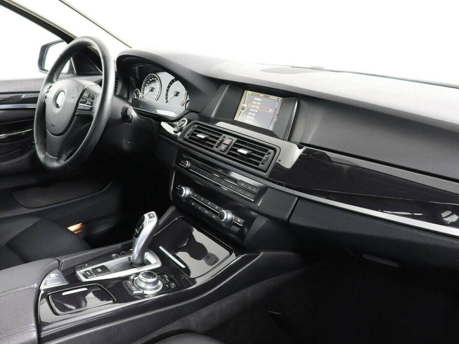 2014 BMW 5-seriya VI, Серый металлик - вид 10