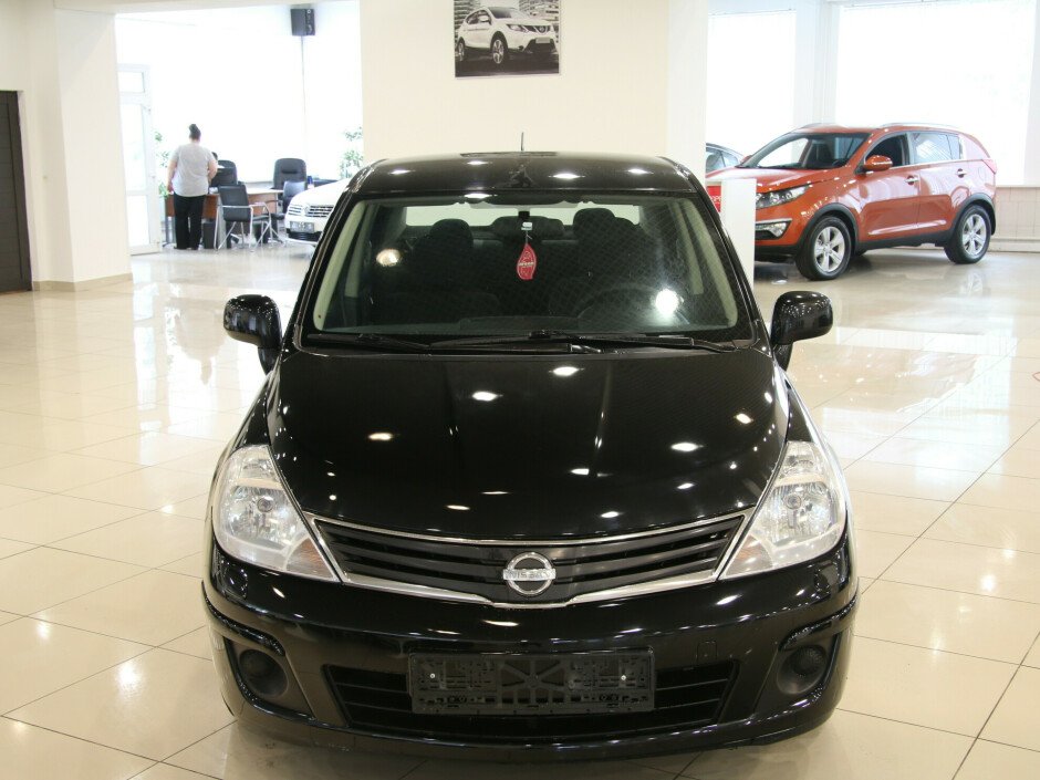 2013 Nissan Tiida , Черный металлик - вид 2