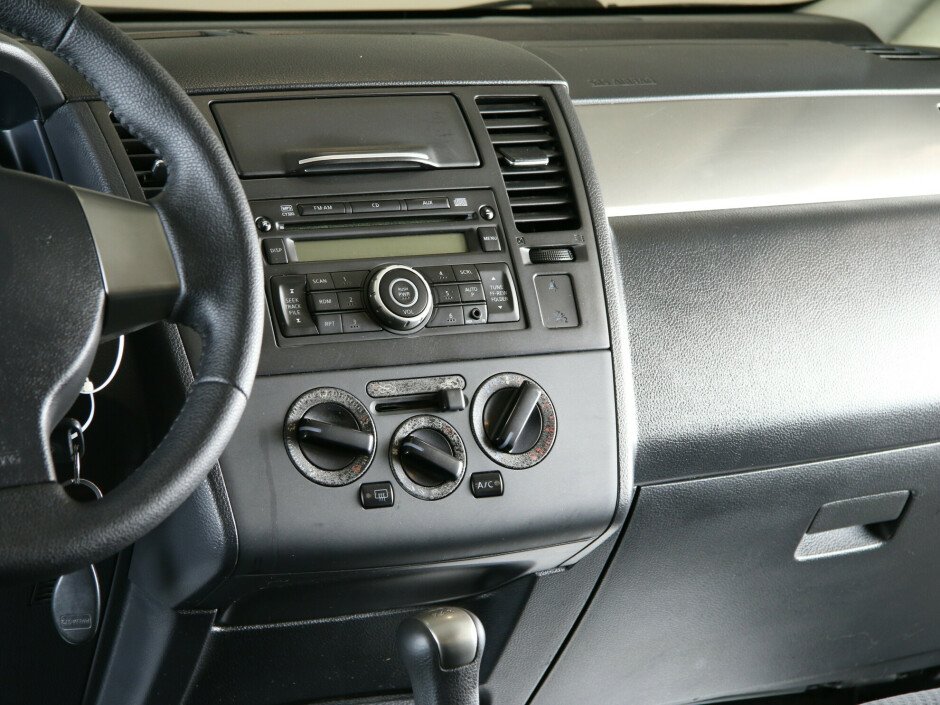 2013 Nissan Tiida , Черный металлик - вид 8
