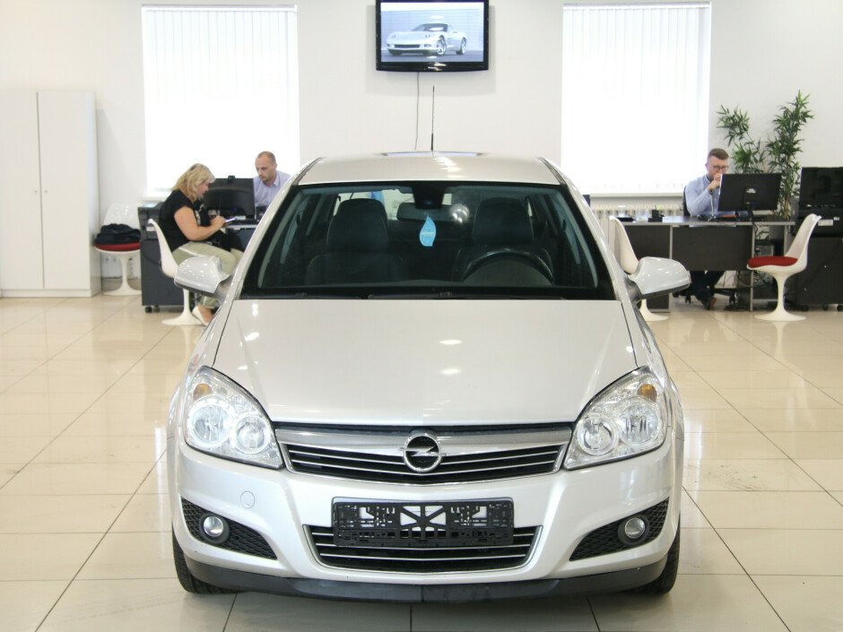 2011 Opel Astra , Серебряный металлик - вид 2