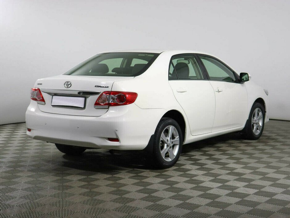 2010 Toyota Corolla , Белый металлик - вид 2
