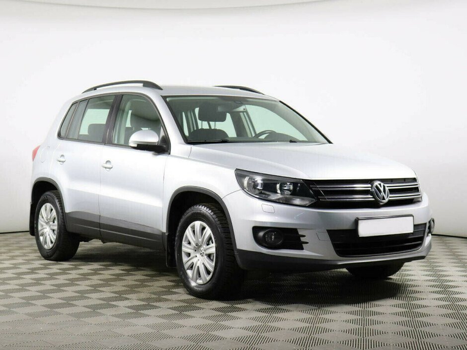 2011 Volkswagen Tiguan , Серебряный металлик - вид 2
