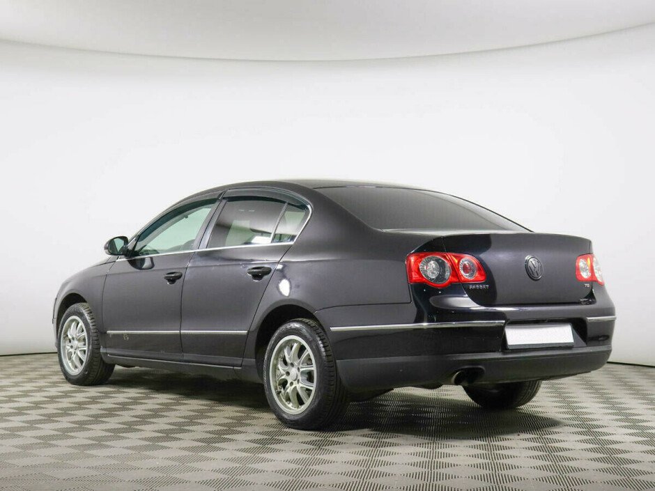 2010 Volkswagen Passat , Черный металлик - вид 3