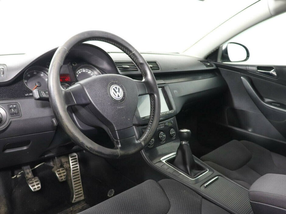 2010 Volkswagen Passat , Черный металлик - вид 5