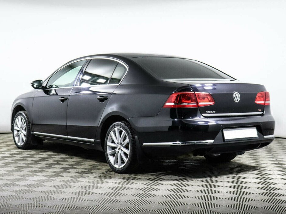 2013 Volkswagen Passat , Черный металлик - вид 4