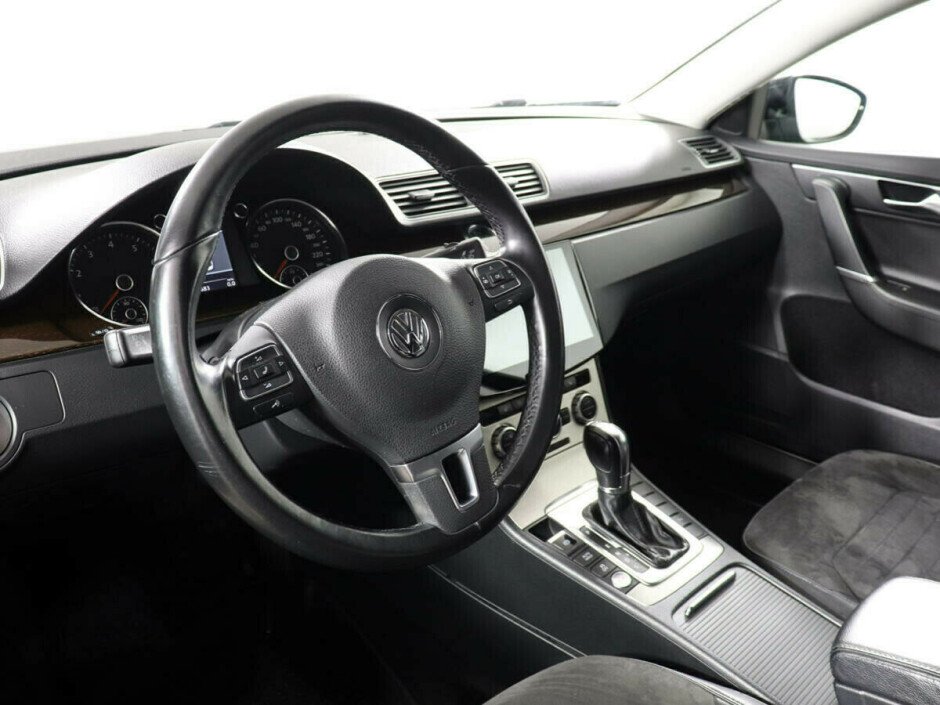 2013 Volkswagen Passat , Черный металлик - вид 11