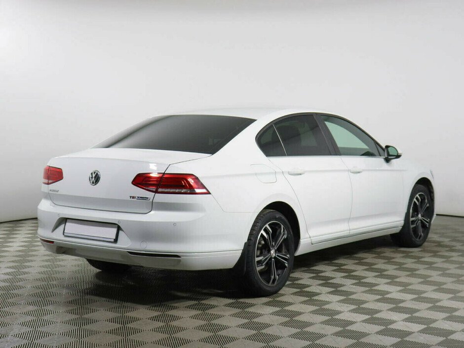 2017 Volkswagen Passat , Белый металлик - вид 4