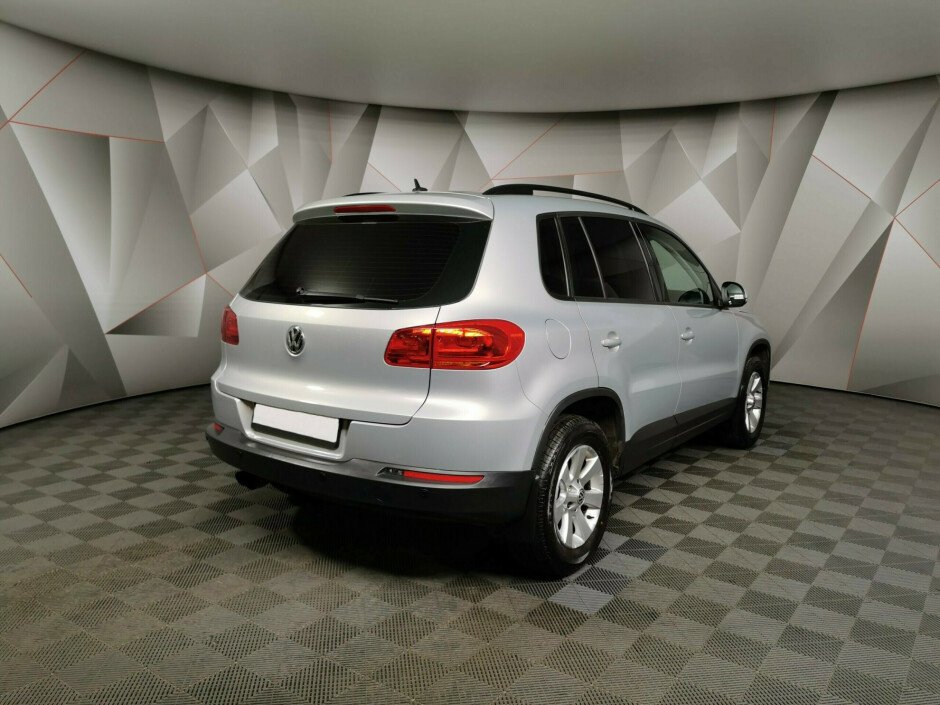 2013 Volkswagen Tiguan , Серебряный металлик - вид 2