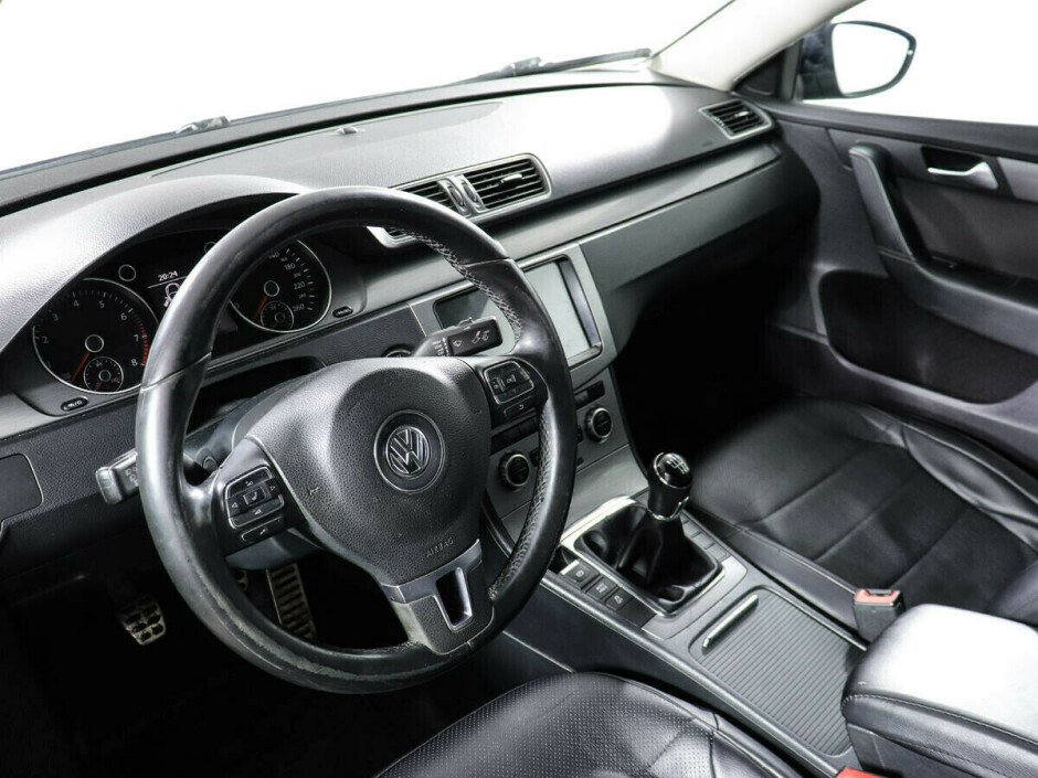 2011 Volkswagen Passat , Черный металлик - вид 6