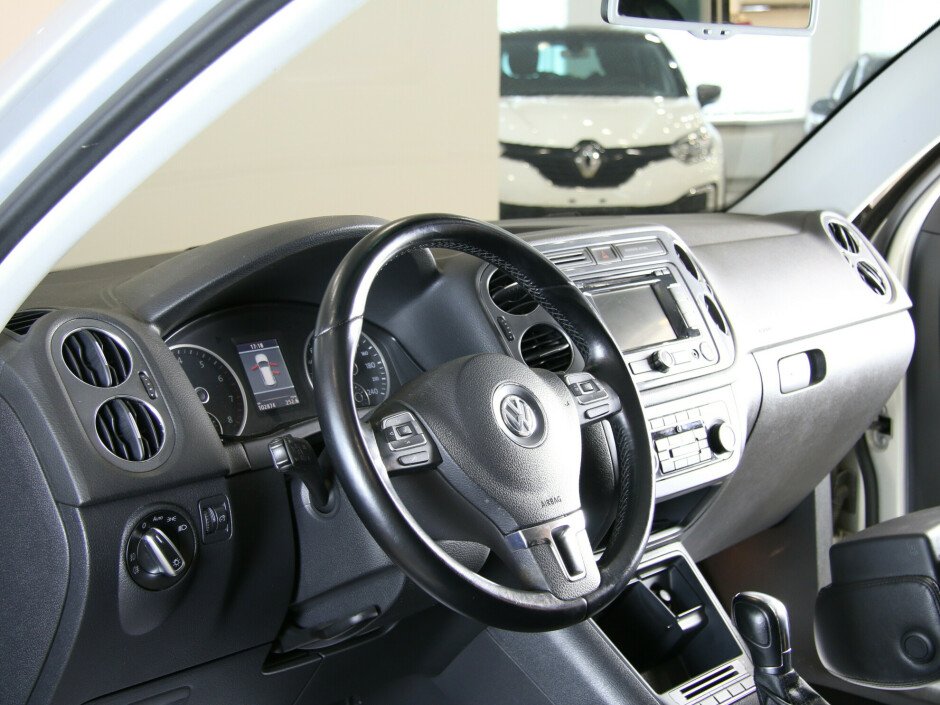 2014 Volkswagen Tiguan , Серебряный металлик - вид 6