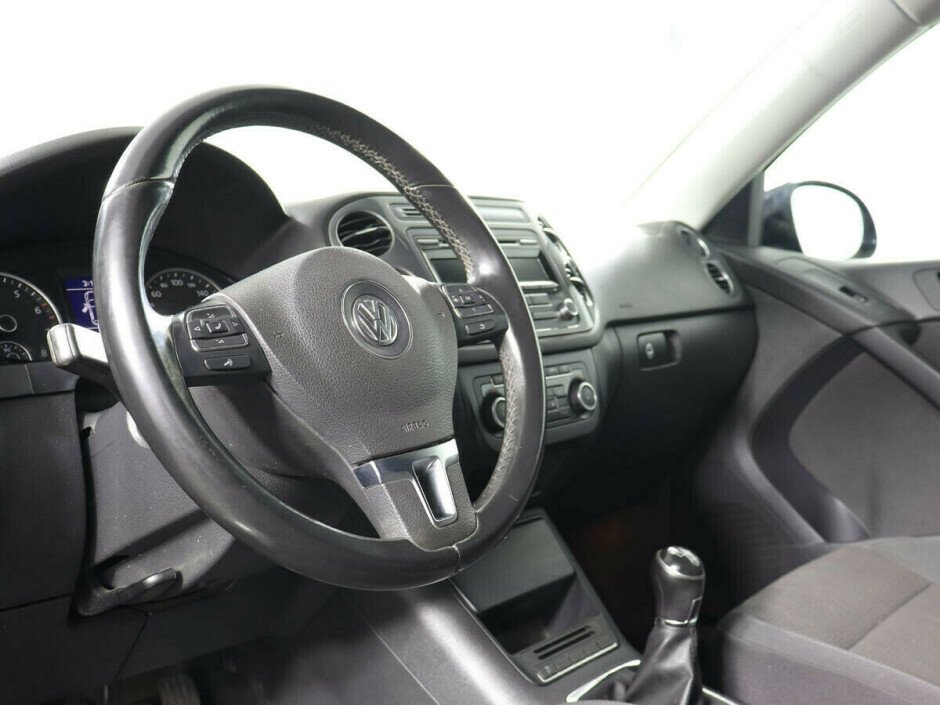 2015 Volkswagen Tiguan , Черный металлик - вид 6