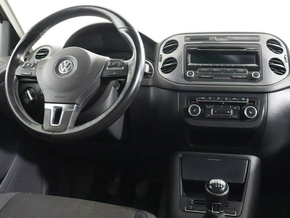 2015 Volkswagen Tiguan , Черный металлик - вид 9