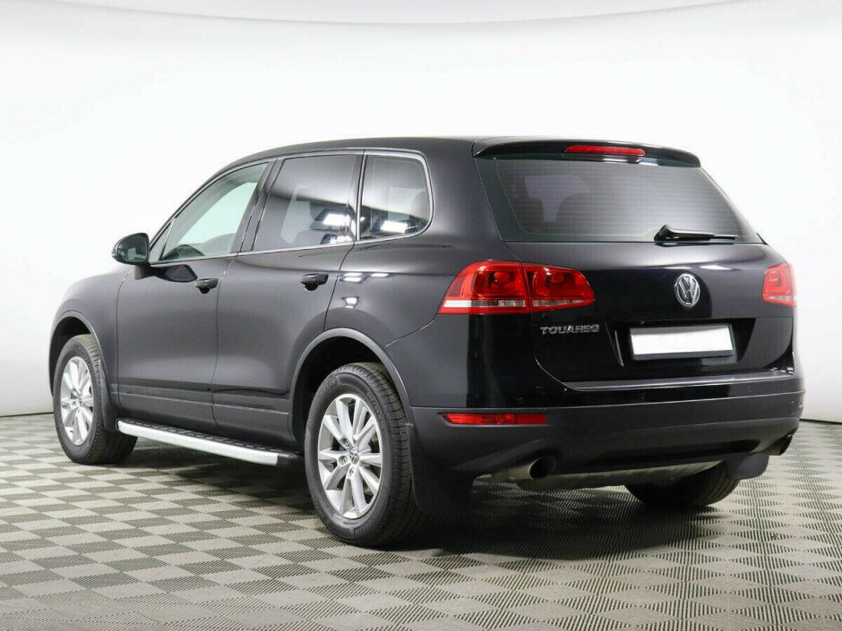 2011 Volkswagen Touareg , Черный металлик - вид 4
