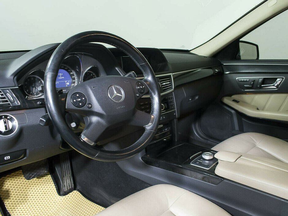 2010 Mercedes-Benz E-klass , Черный металлик - вид 8