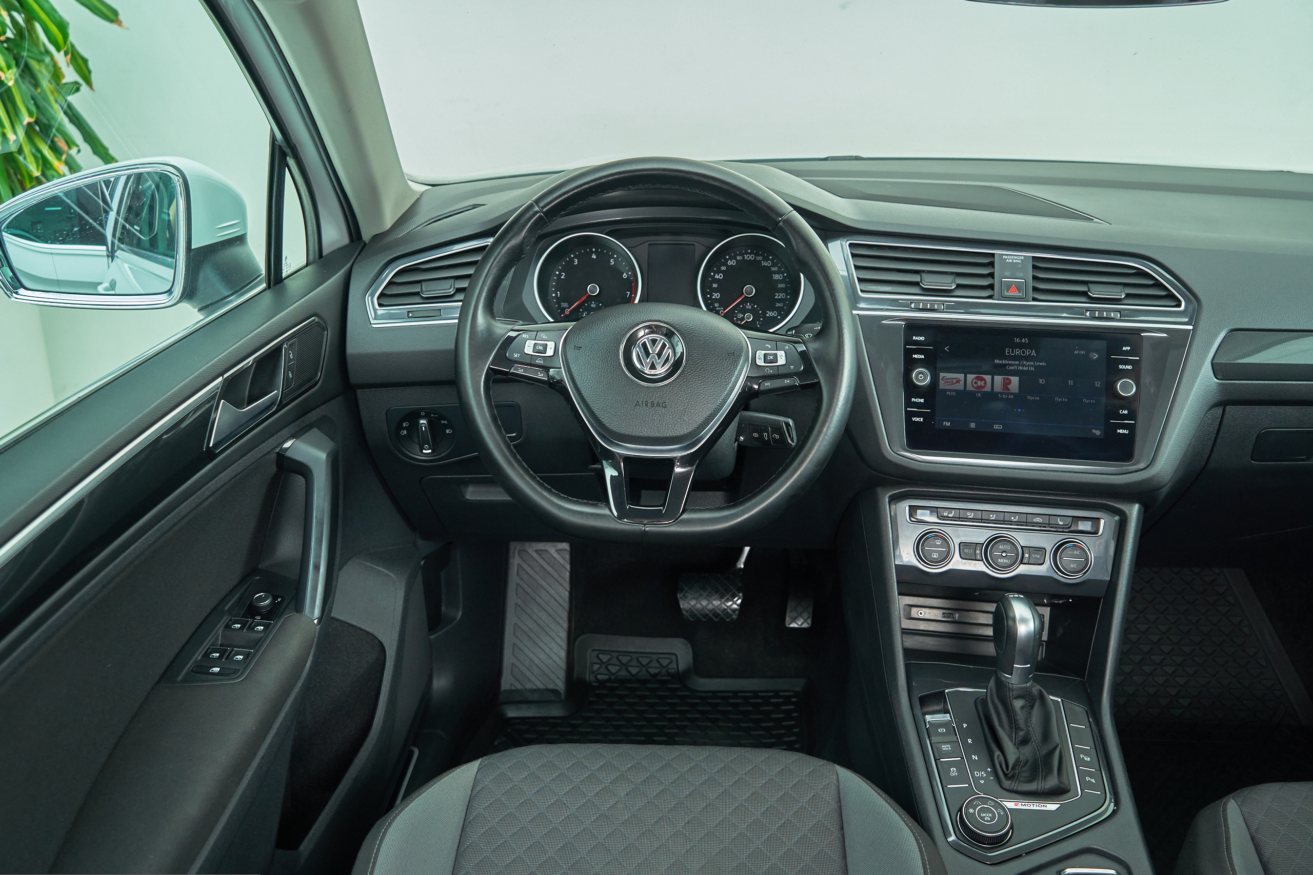 2017 Volkswagen Tiguan , Белый - вид 10