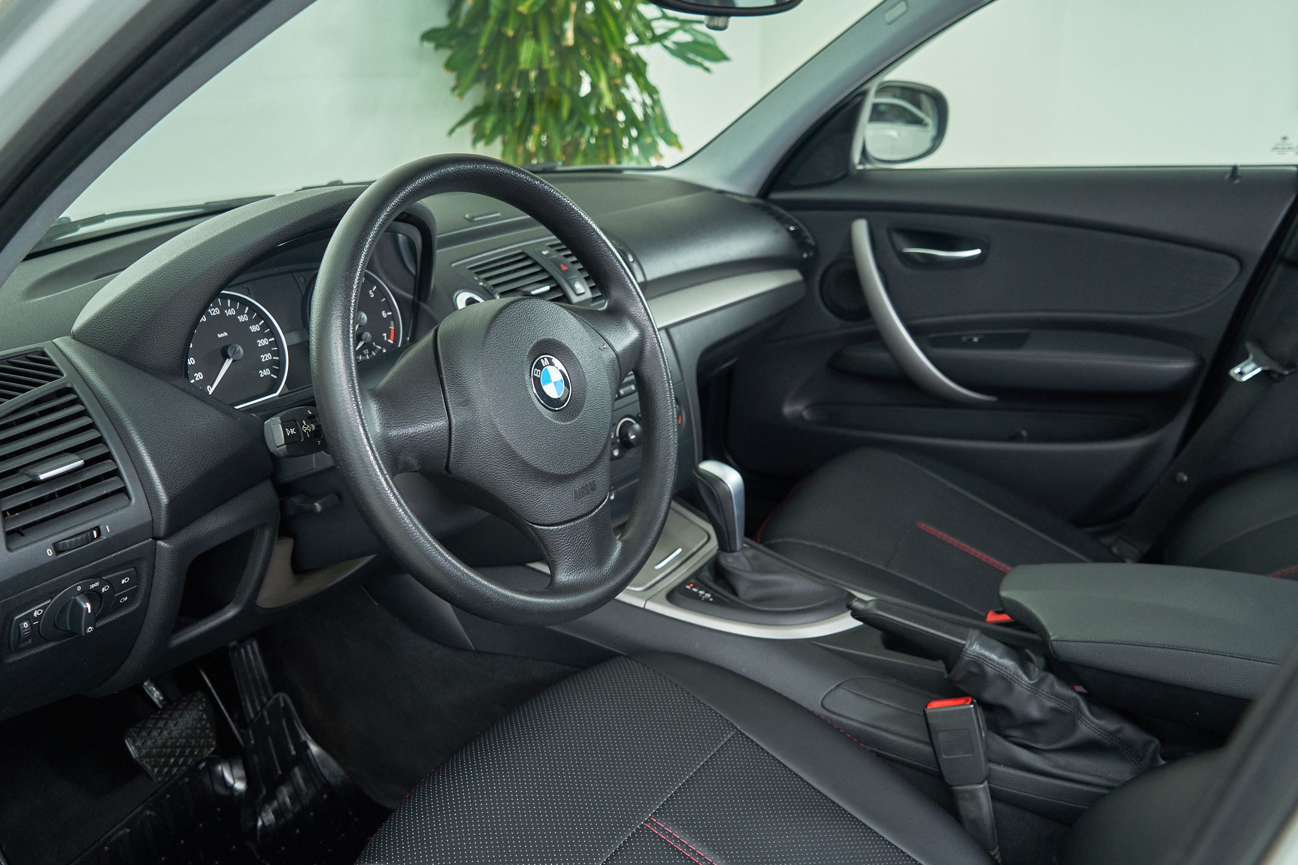 2011 BMW 1-seriya , Белый - вид 12